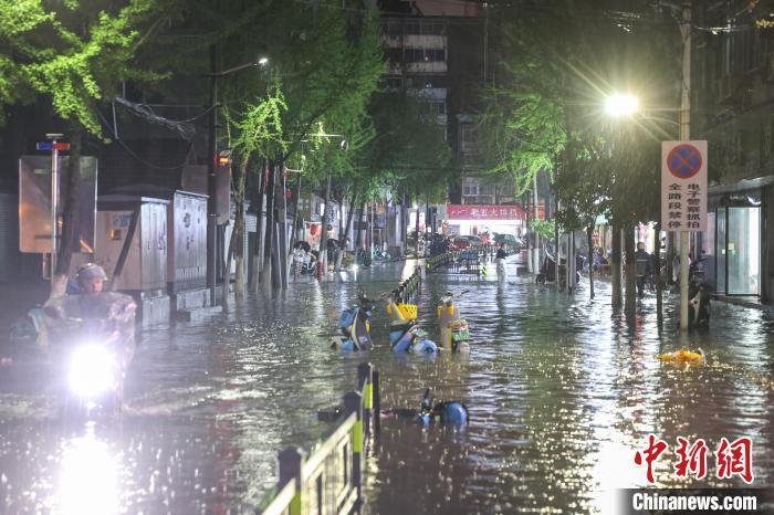 南昌大雨图片