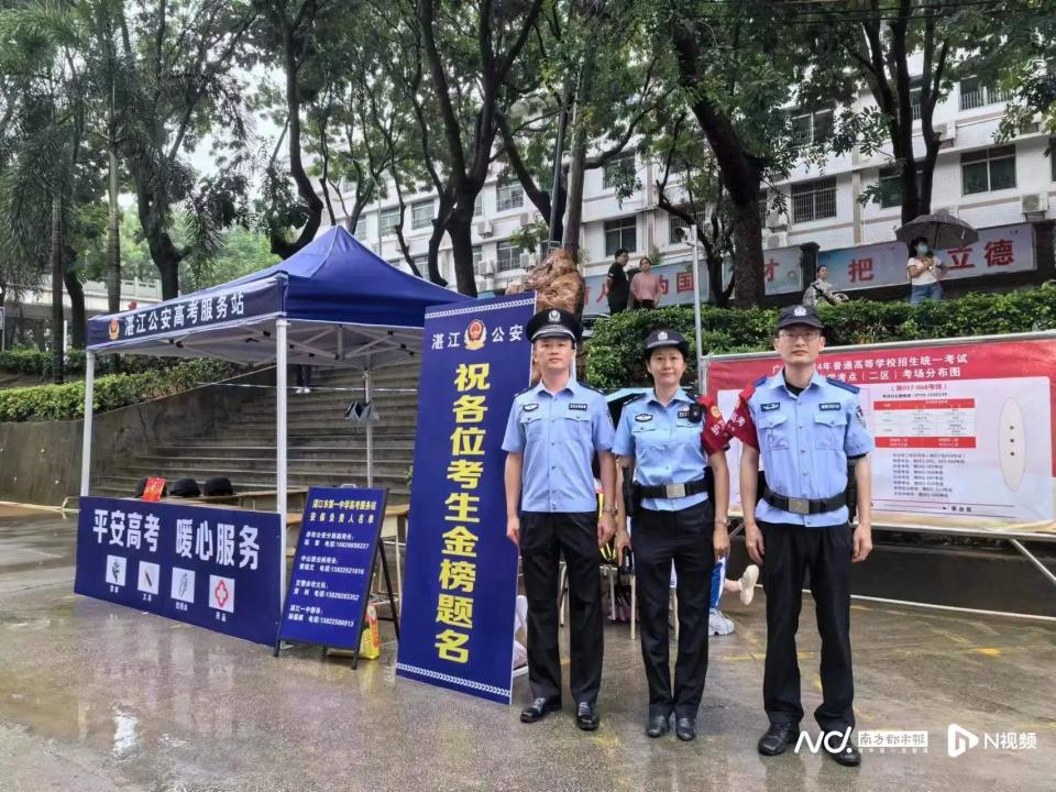 湛江市公安局赤坎分局护考民警.
