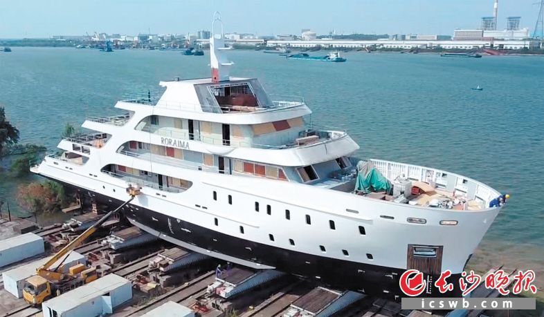 "长沙造"超级游艇下水试航