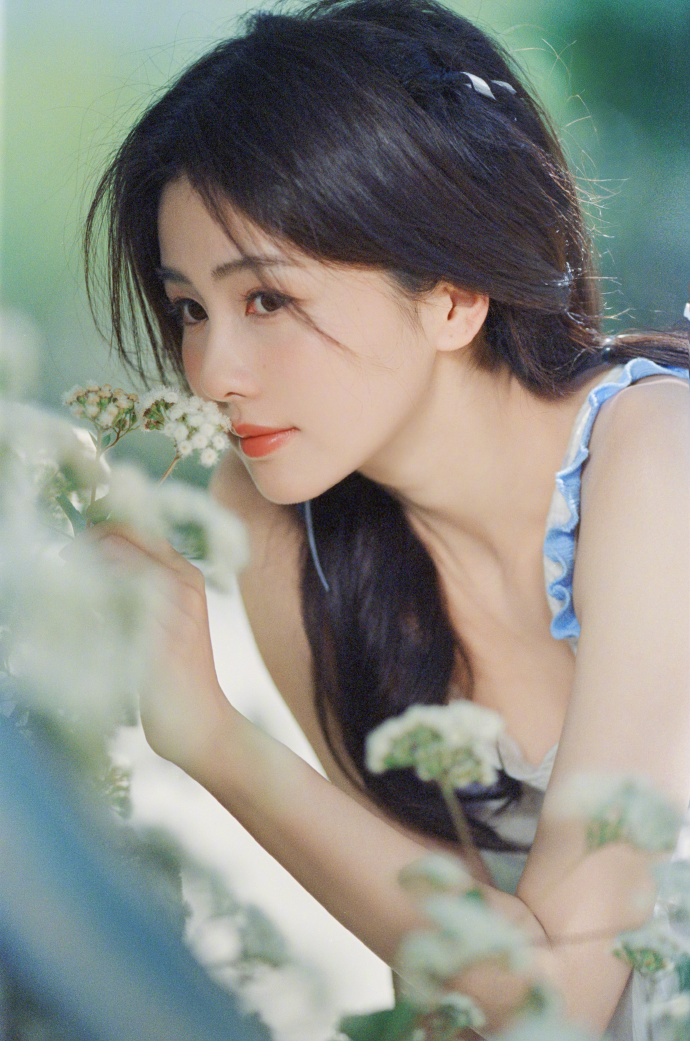 白鹿情人节晒照清新脱俗,笑容甜美超治愈,身材颜值在线宛如初恋