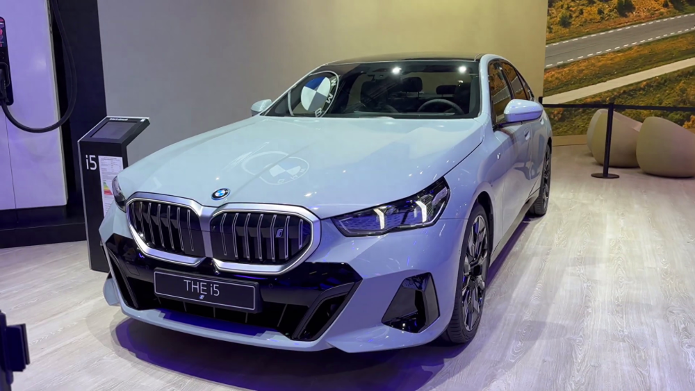 细节设计非常个性,全新宝马i5大量实拍图发布_腾讯新闻