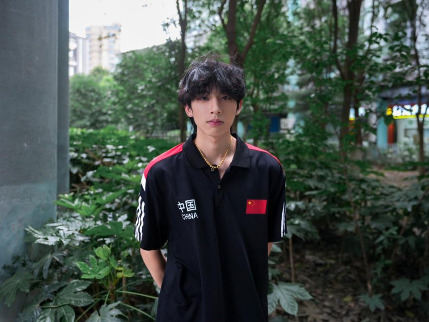 这位帅气又善良的小伙名叫毛晨晰是平湖市游泳协会的一名救生员说起