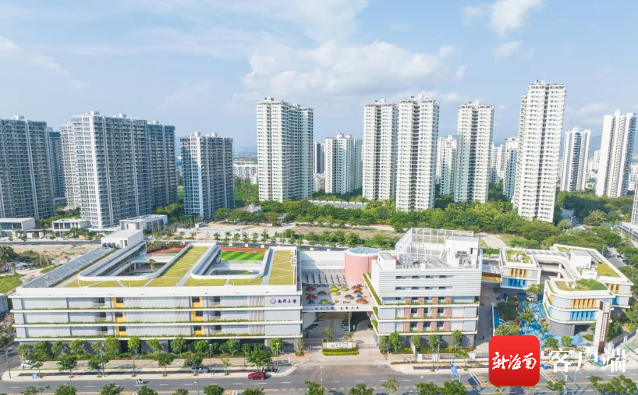 三亚市崖州湾科技城南开中学规划用地154亩,设计规模为初中部(24个班)