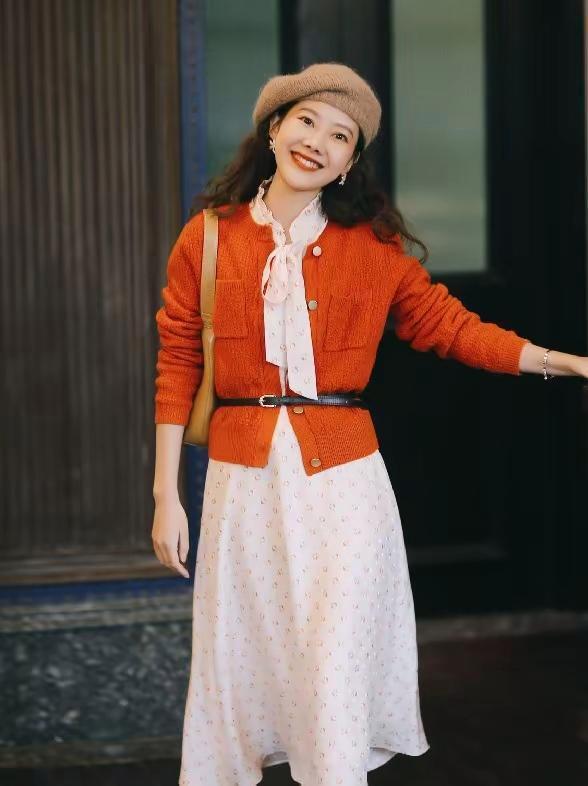 被素人"针织衫 裙子"新穿法惊艳!衣不紧身,裙过膝,优雅洋气