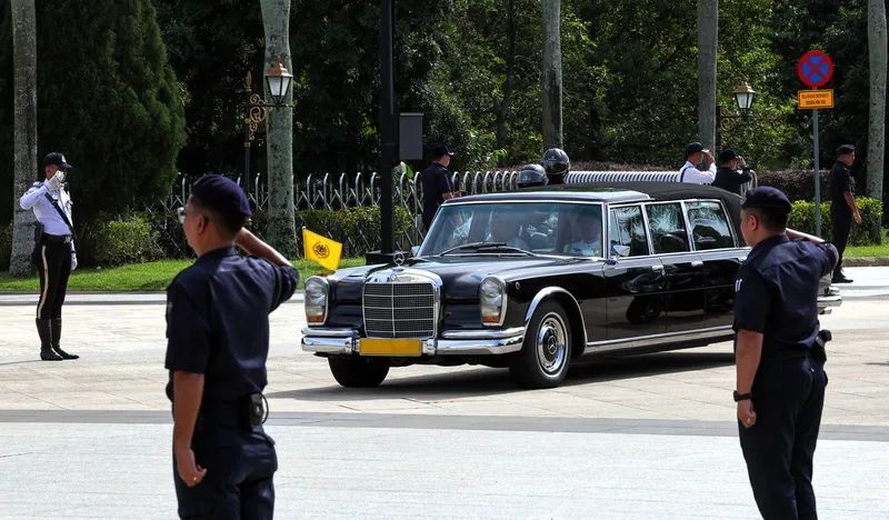 下飞机后,易卜拉欣搭成另一部豪华座驾奔驰600前往吉隆坡国家王宫.