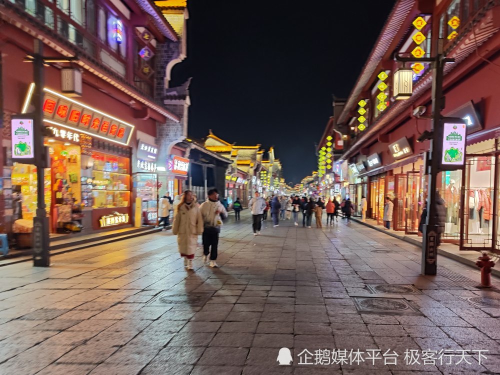 来到岘山路,搭上一辆公交,直奔襄阳十字街,这里正是襄阳古城中最为