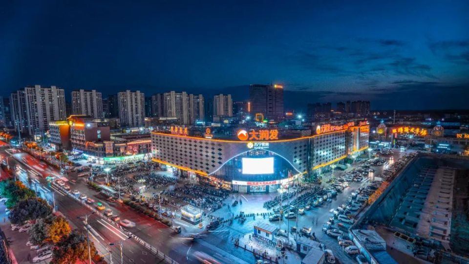 国,省干线穿境而过,有1个高铁站,4个高速出口和泉河段最大码头,与合肥