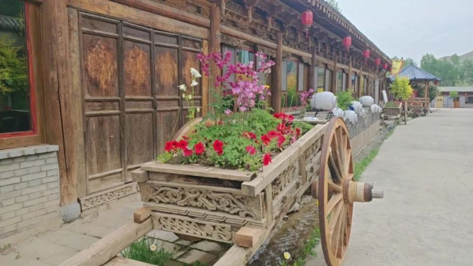 陈有英是柳树庄村的村民,因为印象小镇,她和村里的好多人都实现了在家