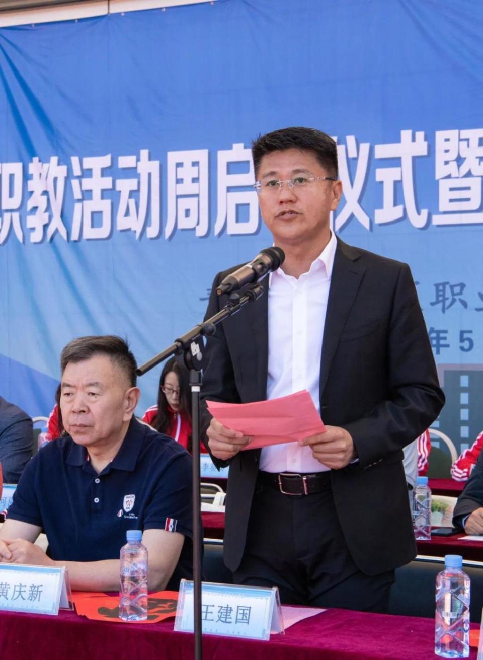 学校校长王建国在开幕式上致辞.