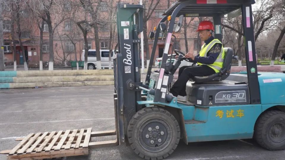 "铁臂"也能开瓶盖,来看看"叉车大王"的修炼秘籍