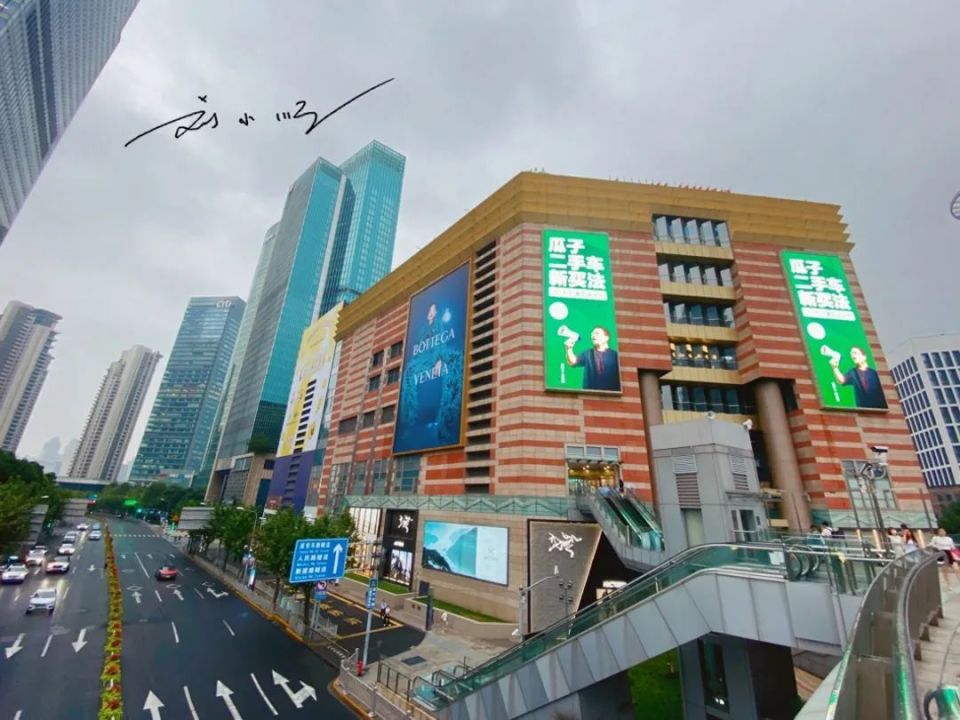 这尊"四面佛"是在上海浦东新区陆家嘴cbd的一家老牌商场"正大广场"的