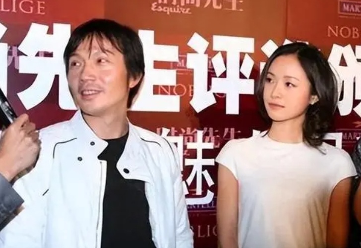 2012年,江一燕和罗红被拍到在马场骑马,随后手挽手一起回家的画面