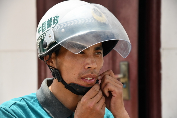 乡村信使帮烈士回家