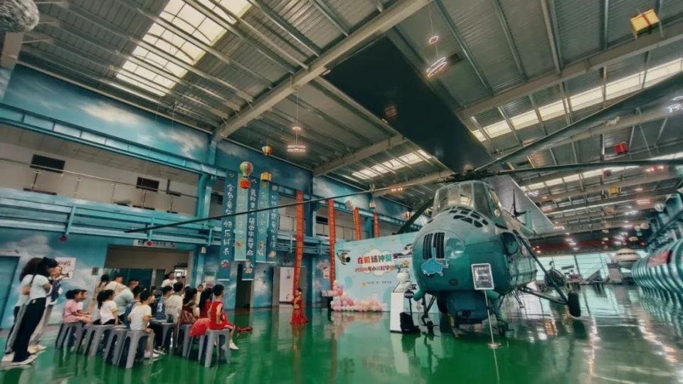 幼儿园小朋友在江西直升机科技馆举办活动.