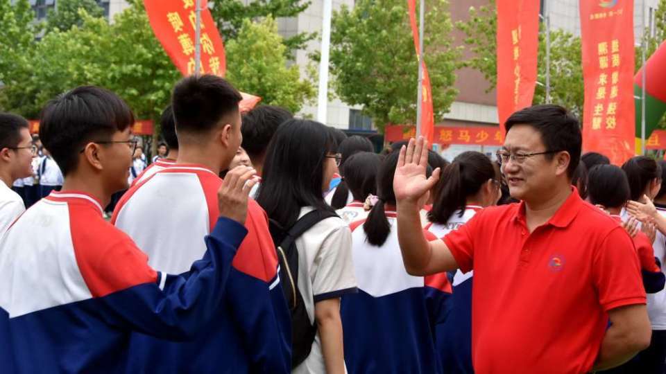 击掌送祝福,胶州二中学子青春逐梦,轻装上阵