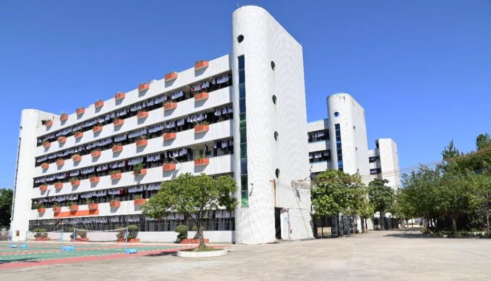学生宿舍学生饭堂成功大道云安中学建筑格局大气优雅,校内建筑恢弘