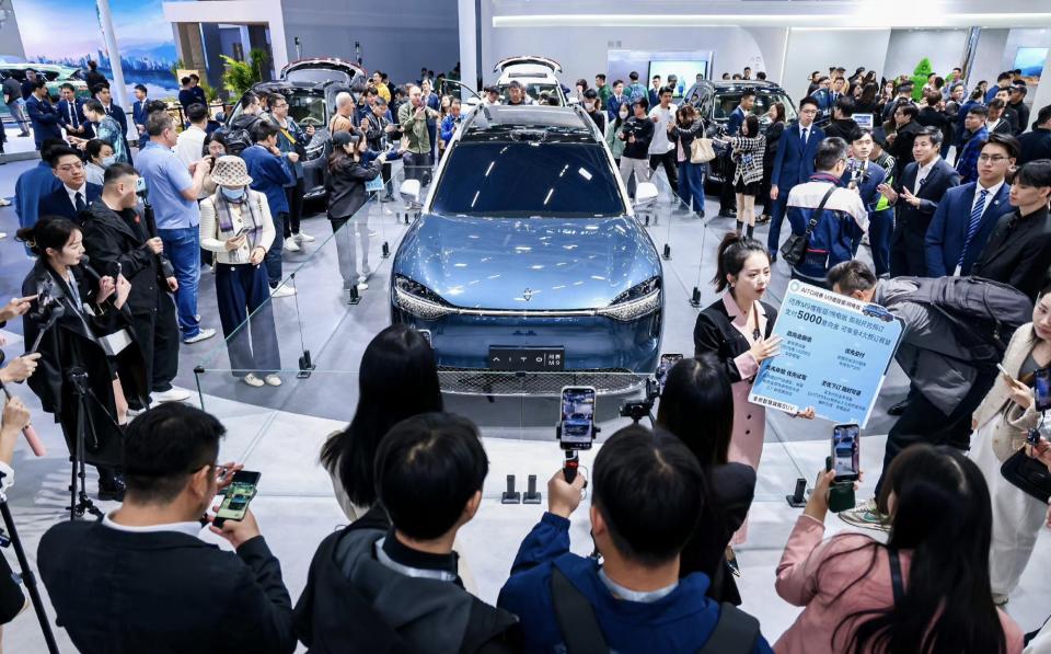 华为鸿蒙智行展台工作人员对记者表示:"m9价格在50万元-60万元,具体