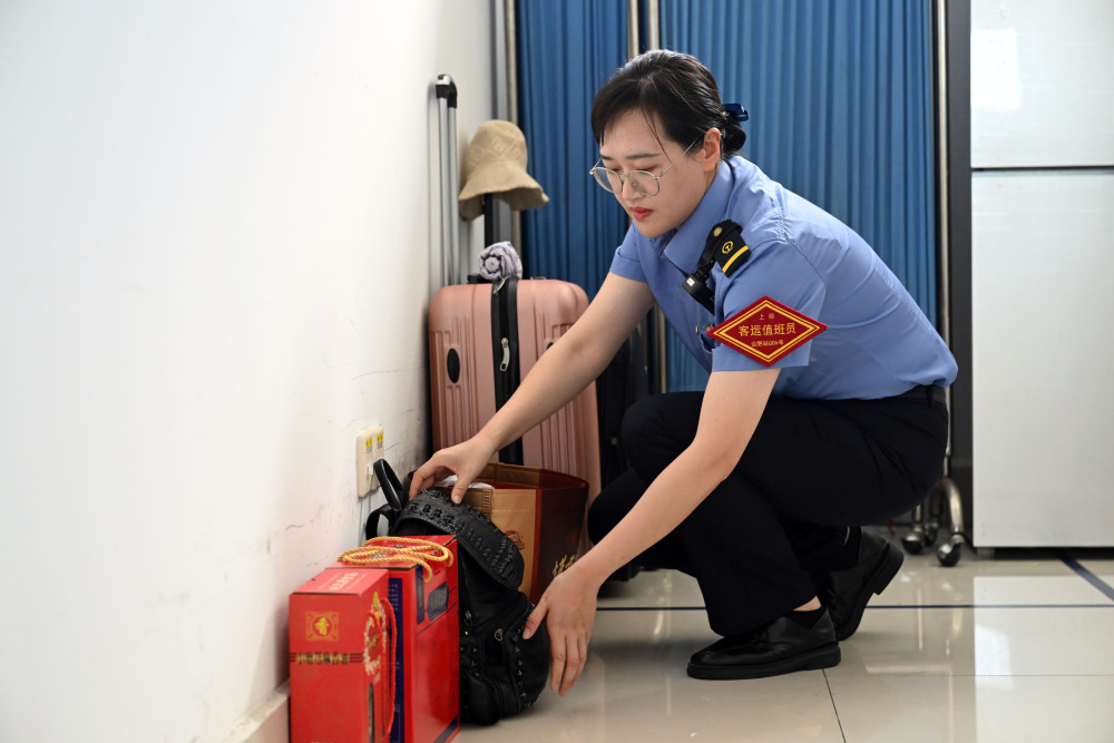 图片故事|"90后"客运值班员:暑运期间每天两万步 用真心服务旅客