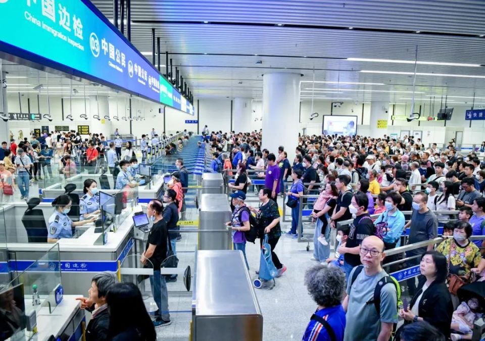 莲塘边检站客流大数据监测显示,5月15日当天莲塘口岸客流呈现三个特点