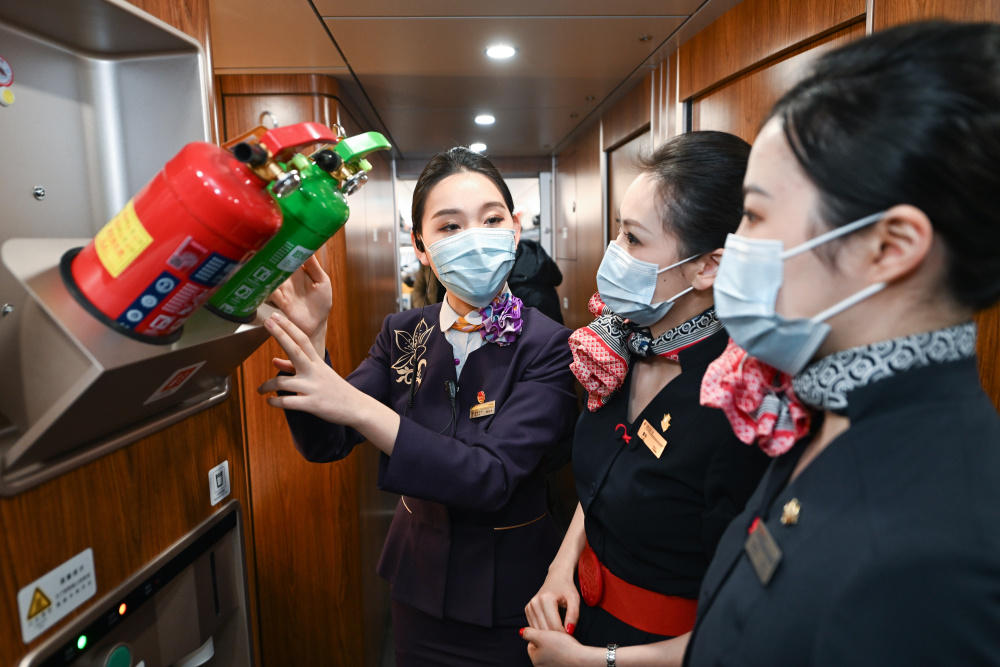 飞机,高铁乘务员切磋技艺迎春运_腾讯新闻