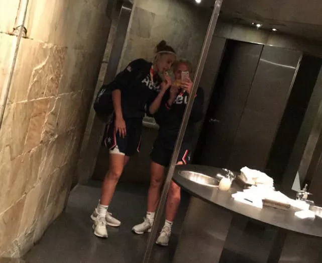 样大家都习惯叫她为"海莉"海莉·范·丽丝hailey van lith这位佳人便