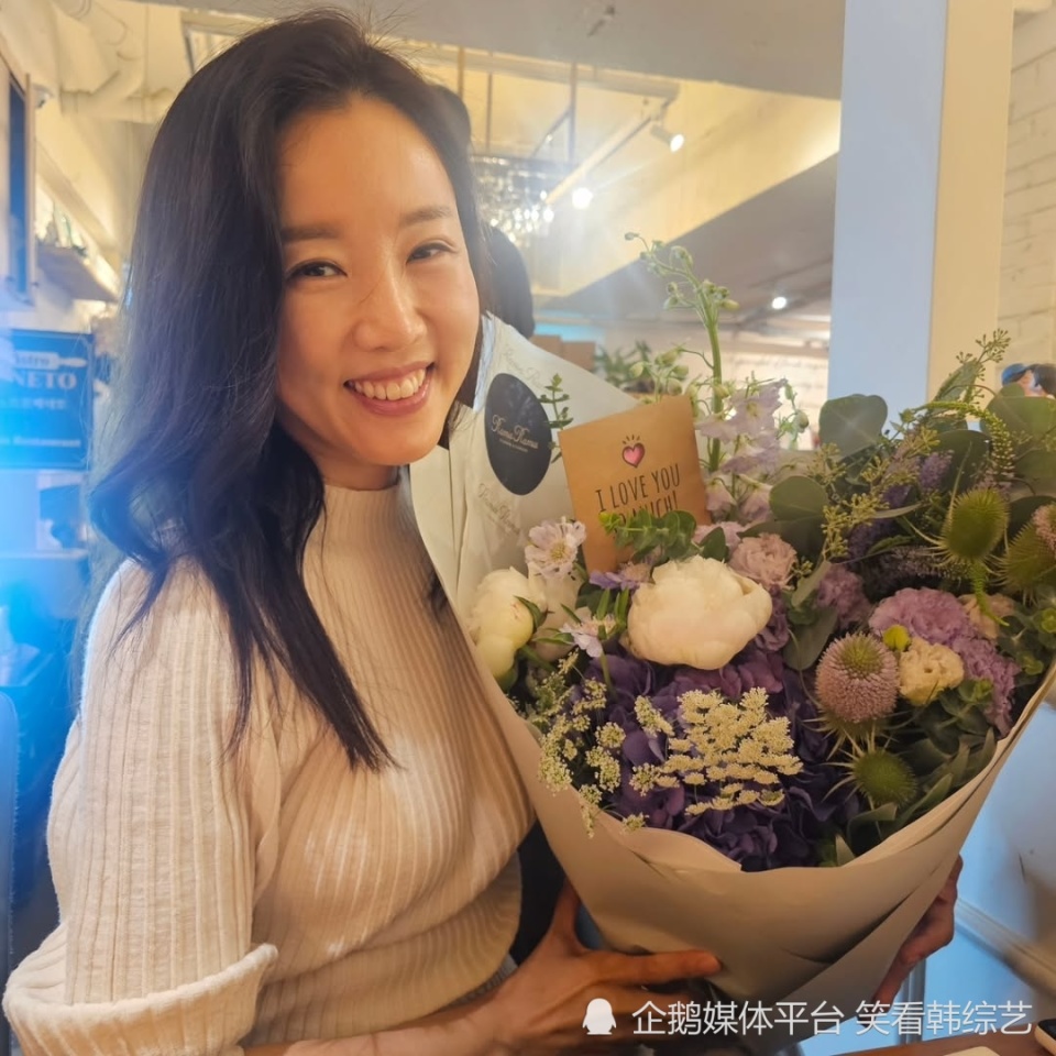 安在旭晒照,妻子捧花他做菜,10周年庆生细节超甜