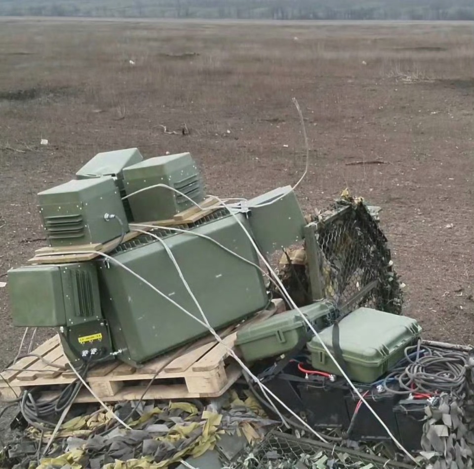 一辆t-72b3上近乎"违章建筑"一样高的干扰站,这是俄军前线官兵自己"攒