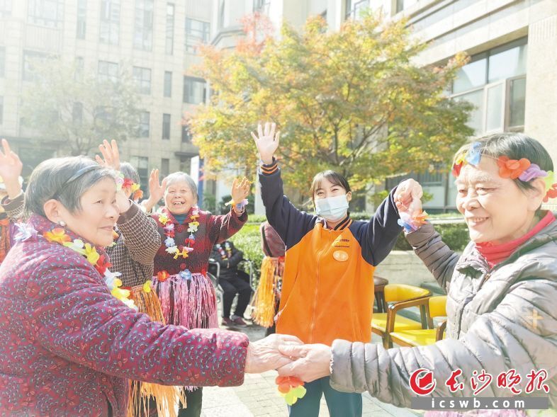 养老院里的00后丨新春走基层