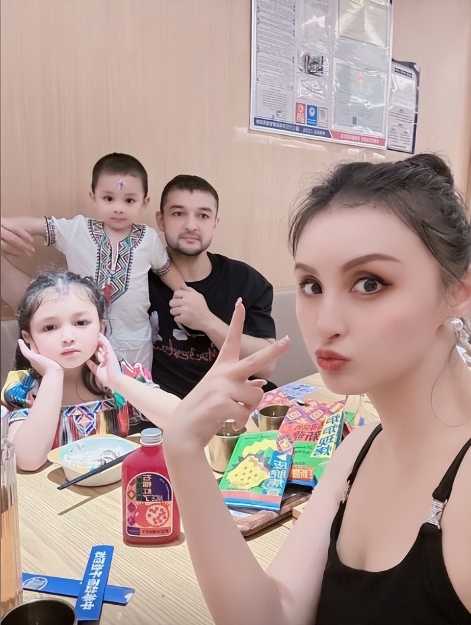 西热力江和美丽妻子庆祝33岁生日,搂着一双高颜值儿女吹蜡烛