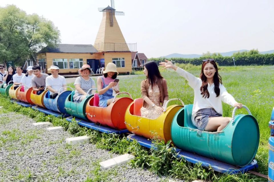 带着游客领略迷人的自然风光,露营基地非常受年轻人的喜爱,水上乐园也