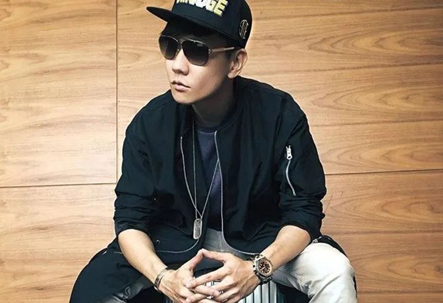 wtaps 主理人西山彻一直以来深受美式军事风影响,而 new balance 作为