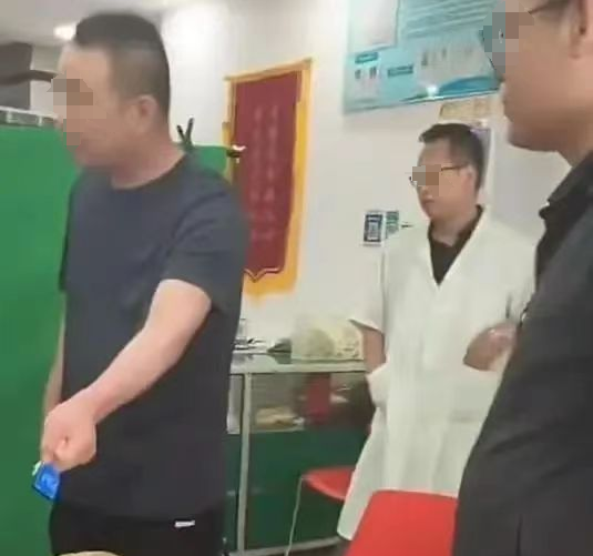 中医把脉留痕竟被索赔两千？这背后的真相令人深思