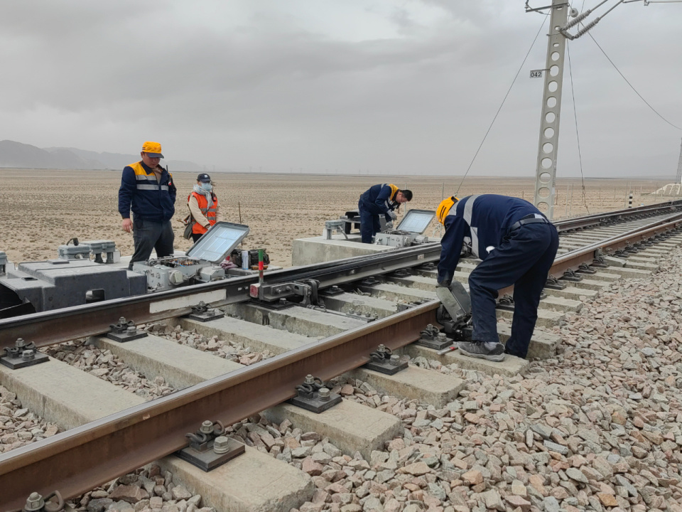 "13时30分,东山站站台上,呼呼作响的冷风中,中国铁路青藏集团有限公司