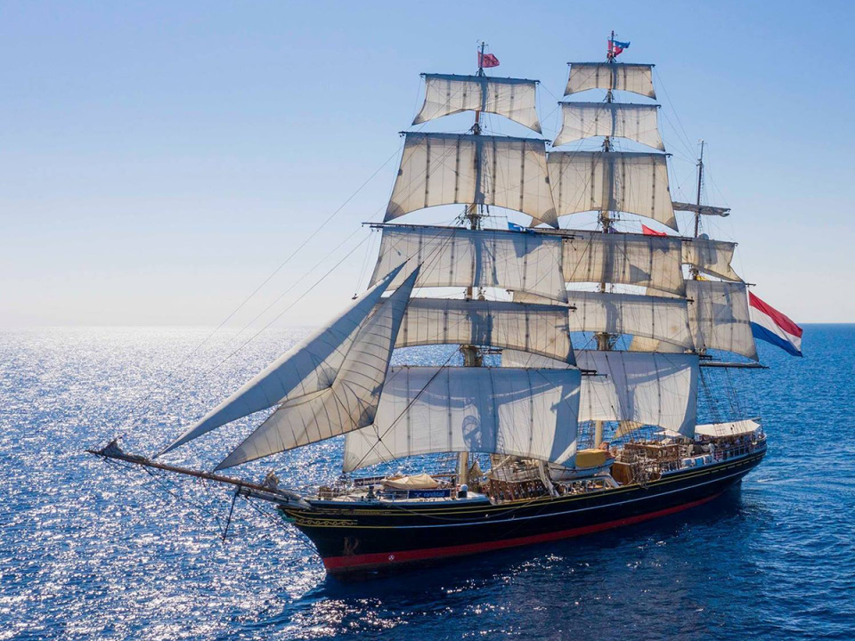 借助风力前行,首次抵达中国,停靠上海北外滩的仿古荷兰帆船什么来头?