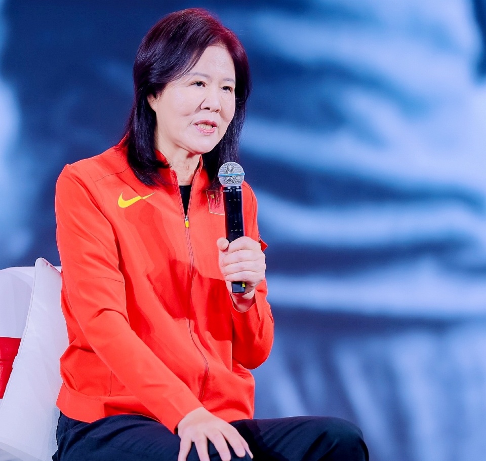 女排传奇郎平回国参加活动略微发福更显年轻容光焕发神采飞扬