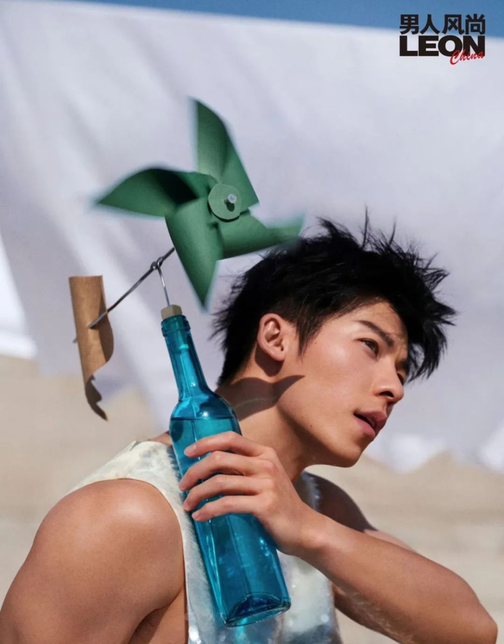 男星许光汉《男人风尚》封面大片,夏日白背心造型阳光清爽_腾讯新闻