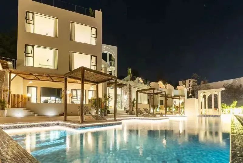 地址:澄江市广龙小镇一期38栋喆·啡酒店凭球票(购票凭证) 火车票入住