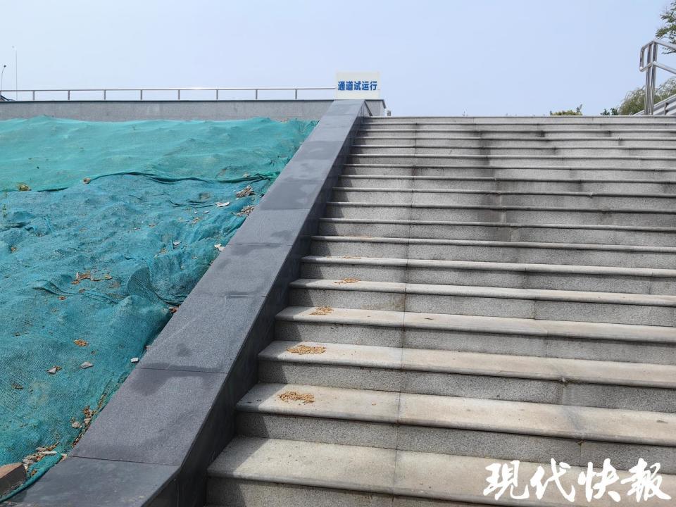 南京新庄地下人行通道被指设计不合理建设单位称目前不具备调整条件