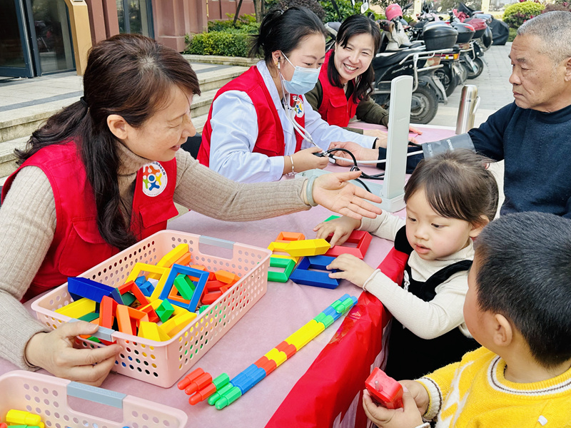 省直广厦幼儿园福峰分园开展学雷锋活动