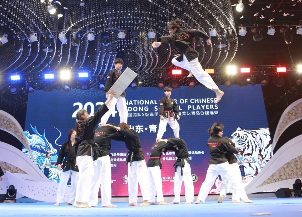 中国龙队跆拳道示范团青岛分团成立,近200名跆拳道学员向世界冠军学艺