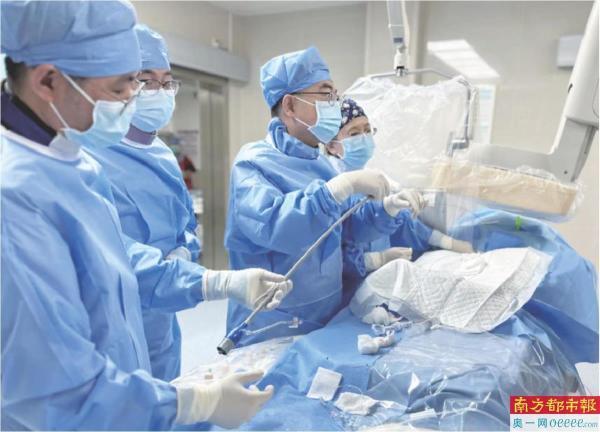且因体重太轻等原因,无法安装传统心脏起搏器