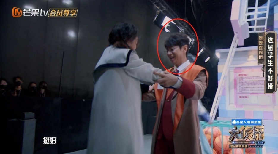 王鸥复工状态空降热搜,脸部发福双下巴明显,何炅下意识看其肚子