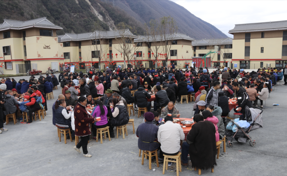 搬新家过新年 和和美美话团圆 泸定县磨西镇幸福新村摆