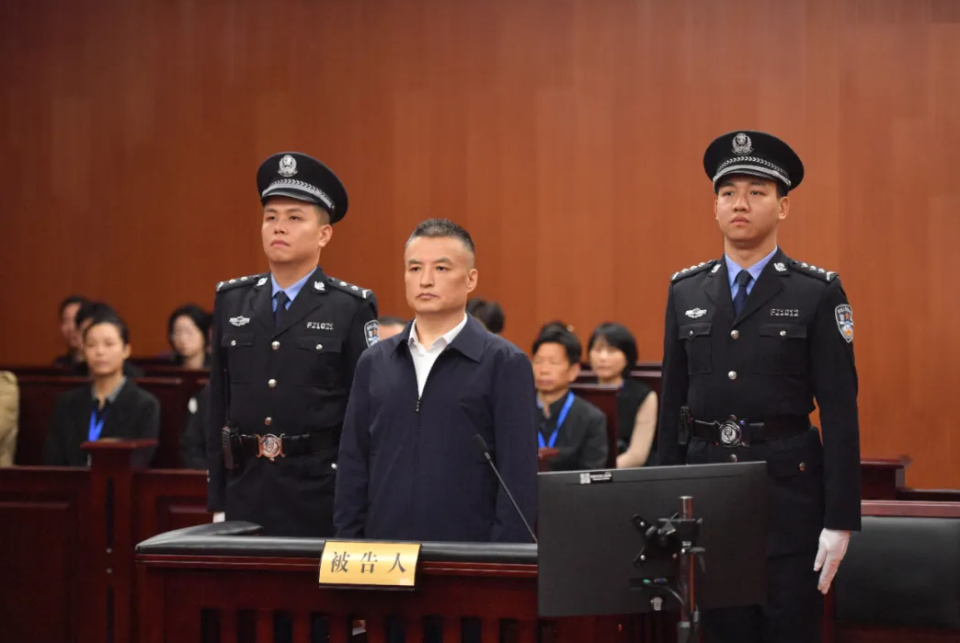 45岁时成北航副校长的张广被控15年受贿超2100万元 当庭认罪悔罪_腾讯新闻