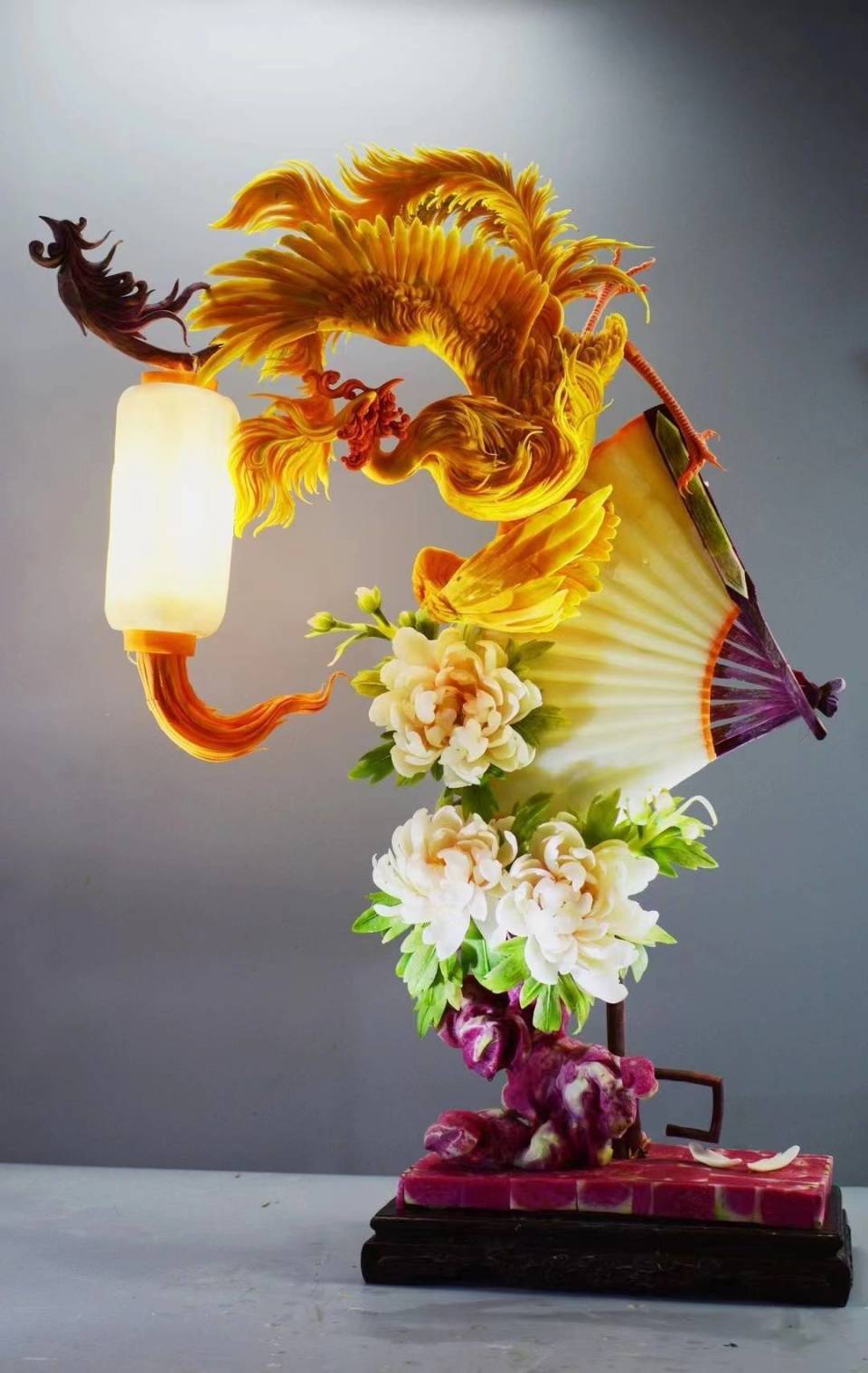 许君雕刻的凤凰(受访者提供)经过不断地练习,许君的蔬菜雕刻作品矣行