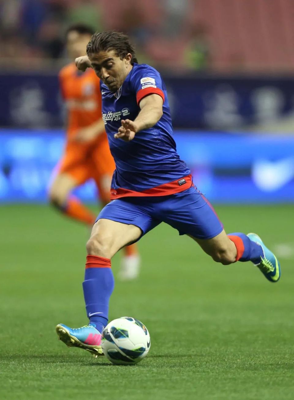 在绿茵场上快乐飞奔;称得上中超最大牌外援的德罗巴,在申花时也是11号