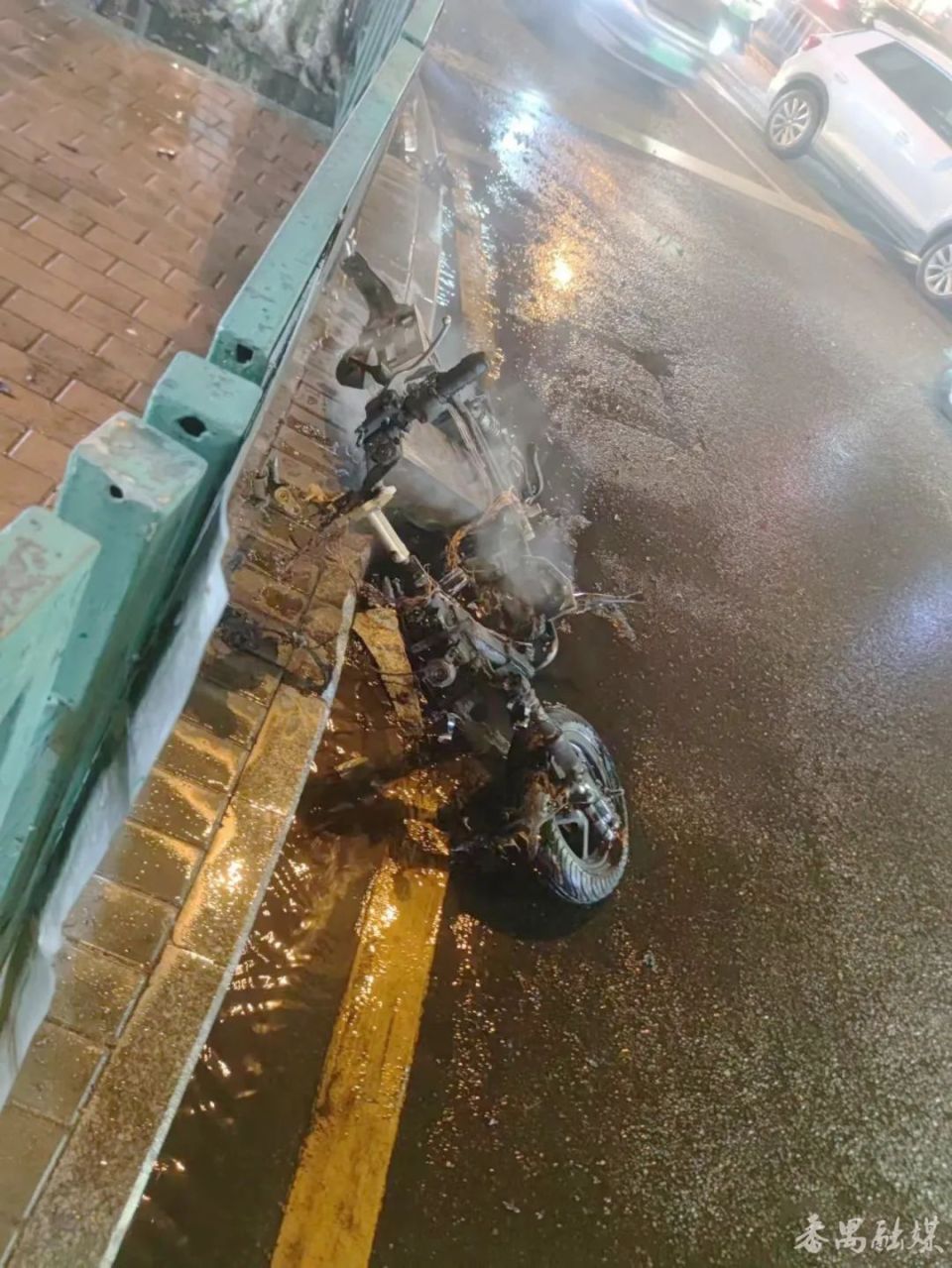 好险!番禺市桥电动车路边着火,环卫洒水车秒变"消防车"_腾讯新闻
