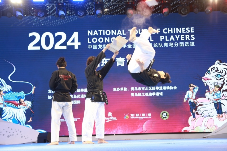 中国龙队跆拳道示范团青岛分团成立,近200名跆拳道学员向世界冠军学艺