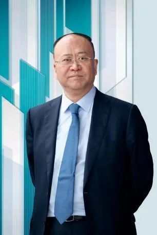 2003年,胡信东被调任东风集团总部,先后担任东风集团法务部部长,证券