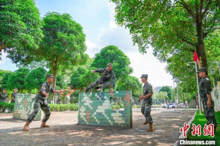 广西南宁武警官兵"热战"军运会
